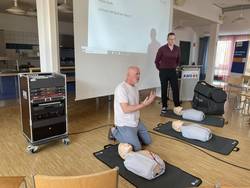 Herzinfarkt und Herzrhythmusstörungen im Fokus © AMEOS Klinikum Schönebeck BU: Dr. med. Karl-Heinz Binias und Andreas Mitrasch zeigten den Teilnehmenden die drei wichtigsten Eckpunkte der Wiederbelebung: Prüfen, Rufen, Drücken.