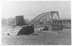 Zwei amerikanische Amphibienfahrzeuge (GMC DUKW, "Duck") auf der Grünewalder Seite. Im Hintergrund die zerstörte Elbbrücke“, 1945. © Stadtarchiv Schönebeck (Elbe) Zwei amerikanische Amphibienfahrzeuge (GMC DUKW, "Duck") auf der Grünewalder Seite. Im Hintergrund die zerstörte Elbbrücke“, 1945.