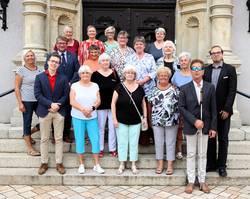 Die Grünen Damen und Vertreter der Einrichtungen beim 20-jährigen Jubiläum vorm Rathaus. © Stadt Schönebeck (Elbe) Die Grünen Damen und Vertreter der Einrichtungen beim 20-jährigen Jubiläum vorm Rathaus.