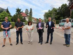 Symbolischer Banddurchschnitt © Stadt Schönebeck (Elbe) v.l.n.r.: Sascha Nichelmann (Planungsbüro), Frank Lippold (Bauleiter), Ines Scheffler (Sachgebiet Tiefbau), Uwe Scholz (stellv. OB), Thomas Bolz (Bereichsleiter Technik Stadtwerke) Denis Lenhart (Abteilungsleiter Netze Stadtwerke)