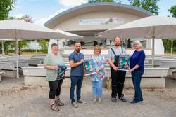 Serenadenkonzert am 11. Juli 2025 © SOLEPARK Foto: vLnR – N.Breitenstein (CJD Salzlandwerkstätten), Steffen David (CJD Salzlandwerkstätten), Sibylle Schulz (Betriebsleiterin SOLEPARK), E. Gerstner (CJD Salzlandwerkstätten), Anita Bader (Geschäftsführerin Mitteldeutsche Kammerphilharmonie Schönebeck gGmbH)