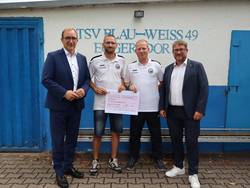Stiftung der ehemaligen Kreissparkasse Bernburg unterstützt Nachwuchsmannschaften © Stadt Schönebeck (Elbe) Dazu trafen sich Landrat Markus Bauer, Oberbürgermeister Bert Knoblauch, Vereinsvorsitzender Sebastian David und Vorstandsmitglied Martin Köhler auf dem Gelände des Vereins.