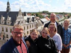 Oberbürgermeister Bert Knoblauch (l.) begrüßte gemeinsam mit Jeff Lammel (r.) Emilia Sachse, Ella Brüggemann, Heike Sachse und Tino Nicolai auf dem Salzturm. © Stadt Schönebeck (Elbe) Sechs Menschen stehen auf der Rundgang des 37 Metern hohen Salzturmes.