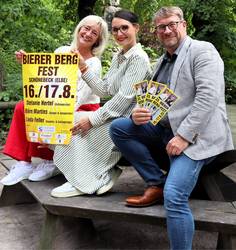 Organisatorin Constanze Pohlan vom Sachgebiet Kultur und Sport, Stadtwerke-Geschäftsführerin Julia Teige und Oberbürgermeister Bert Knoblauch freuen sich auf das Bierer Berg-Fest. © Stadt Schönebeck (Elbe) Organisatorin Constanze Pohlan vom Sachgebiet Kultur und Sport, Stadtwerke-Geschäftsführerin Julia Teige und Oberbürgermeister Bert Knoblauch freuen sich auf das Bierer Berg-Fest.