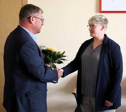 Oberbürgermeister Bert Knoblauch gratuliert Christin Freisdorf zur bestandenen Prüfung. © Stadt Schönebeck (Elbe) Oberbürgermeister Bert Knoblauch gratuliert Christin Freisdorf zur bestandenen Prüfung.