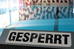 Schwimmhalle gesperrt © Stadt Schönebeck (Elbe) Gesperrte Schwimmbecken in der Schwimmhalle.