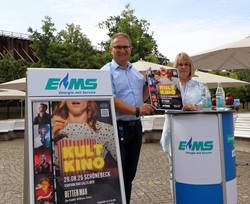 Frank Sieweck, Pressesprecher EMS, und Sibylle Schulz, Betriebsleiterin Solepark, präsentieren das EMS Kultkino.