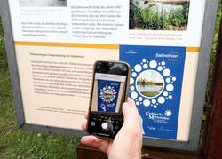QR-Code scannen, AR bestätigen und eintauchen in die Geschichte mithilfe der AR-Technologie. © Stadt Schönebeck (Elbe) Ein Handy scannt einen Code für AR ein.