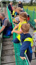 Kinder der Kita durften auf der Lore mitfahren. © Kita Elbebande Kinder der Kita durften auf der Lore mitfahren.