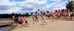 Auftakt zum Durchschwimmen der Elbe. © Stadt Schönebeck (Elbe) Auftakt zum Durchschwimmen der Elbe.