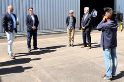 Besichtigung der Lagerhalle (v.l.): Projektleiter Alexander Sondej, Flussbereichsleiter Thomas Holbe, LHW-Direktorin Martina Große-Sudhues und Wirtschaftsminister Prof. Dr. Armin Willingmann. © Stadt Schönebeck (Elbe) Besichtigung der Lagerhalle (v.l.): Projektleiter Alexander Sondej, Flussbereichsleiter Thomas Holbe, LHW-Direktorin Martina Große-Sudhues und Wirtschaftsminister Prof. Dr. Armin Willingmann.