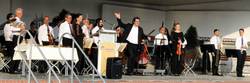 Jan-Michael Horstmann (M.) und das Orchester der Mitteldeutschen Kammerphilharmonie gestalten die Preisverleihung musikalisch und spielen im Anschluss ein Konzert. © Stadt Schönebeck (Elbe) orchester1