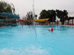 Das Freibad hat nur noch am Freitag geöffnet. © Stadt Schönebeck (Elbe) Ein Wasserball schwimmt vor einem kleinen Wasserfall im Nichtschwimmerbecken.