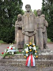 Kränze vor dem Mahnmal Nicolaistraße. © Stadt Schönebeck (Elbe) Kränze vor dem Mahnmal Nicolaistraße.