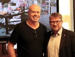 Dr. Karl-Heinz Binias (l.) und Oberbürgermeister Bert Knoblauch. © Stadt Schönebeck (Elbe) Symbolbild