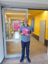 Lukas Lichtenberg, Lehrer der Sekundarschule J.G. Herder in Calbe, wirbt für den "TOU 2025". © Stadt Schönebeck (Elbe) Lukas Lichtenberg, Lehrer der Sekundarschule J.G. Herder in Calbe, wirbt für den "TOU 2025".