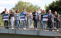 Organisatoren und Sponsoren des Dreibrückenlaufs (v.l.): Uwe Scholz (Union 1861 Schönebeck), Constanze Pohlan (Sachgebiet Kultur und Sport), Susanne Hofmann (Solepark), Matthias Goldschmidt (WBG), Julia Teige (Stadtwerke), Bert Knoblauch (Oberbürgermeister), Hans Weber (Union 1861), Sarah Düsterhöft (SWB), Stefan König (Salzlandsparkasse) und Martin Hennig (Elbuferförderverein).