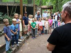 Carola Dinse übergibt den Kindern die Patenschaftsurkunde.