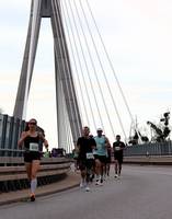 Läufer auf der Elbauenbrücke. © Stadt Schönebeck (Elbe) Läufer auf der Elbauenbrücke.
