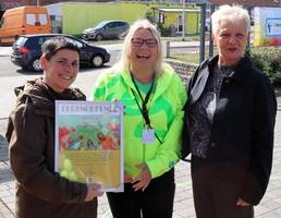 Anke Meier (r.) vom Salzlandkreis gratulierte Jana Dosdall (l.) und Andrea Sommer.