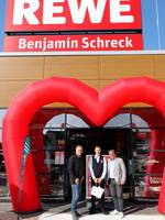 Wirtschaftsförderer Sven Ellert, Marktleiter Benjamin Schreck und Oberbürgermeister Bert Knoblauch vor dem neuen Eingang. © Stadt Schönebeck (Elbe) Wirtschaftsförderer Sven Ellert, Marktleiter Benjamin Schreck und Oberbürgermeister Bert Knoblauch vor dem neuen Eingang.