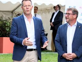 Mario Babock (l.) und Oberbürgermeister Bert Knoblauch eröffneten den TOU. © Stadt Schönebeck (Elbe) Mario Babock (l.) und Oberbürgermeister Bert Knoblauch eröffneten den TOU.