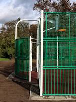 Schnell auf das Feld kommt man seitlich der Fußballtore. © Stadt Schönebeck (Elbe) Schnell auf das Feld kommt man seitlich der Fußballtore.