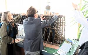 Frank Brehmer tastet am Modell des Gradierwerks. © Stadt Schönebeck (Elbe) Frank Brehmer tastet am Modell des Gradierwerks.