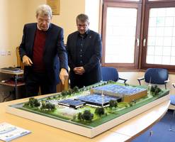 Geschäftsführer Olaf Höhn (l.) zeigt Oberbürgermeister Bert Knoblauch das geplante Gelände. © Stadt Schönebeck (Elbe) Geschäftsführer Olaf Höhn (l.) zeigt Oberbürgermeister Bert Knoblauch das geplante Gelände.