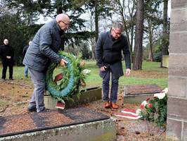 Kranzniederlegung am Mahnmal auf dem Ostfriedhof. © Stadt Schönebeck (Elbe) Kranzniederlegung am Mahnmal auf dem Ostfriedhof.