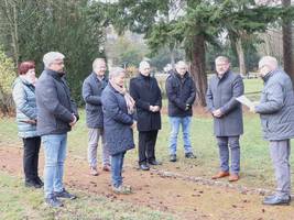 Kranzniederlegung am Mahnmal auf dem Ostfriedhof. © Stadt Schönebeck (Elbe) Kranzniederlegung am Mahnmal auf dem Ostfriedhof.