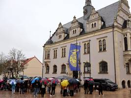 Trotz Regens waren einige Zuschauer vor dem Rathaus. © Stadt Schönebeck (Elbe) Trotz Regens waren einige Zuschauer vor dem Rathaus.