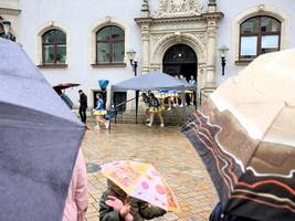 Mit Regencapes gegen das Wetter. © Stadt Schönebeck (Elbe) Mit Regencapes gegen das Wetter.