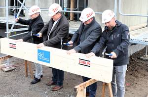 Symbolisches Einhämmern der letzten Nägel (v.l.): Andreas Stange, technische Betriebsleitung Züblin AG, Andreas Demuth, Gesamtleitung CJD Sachsen-Anhalt, Oberbürgermeister Bert Knoblauch und Steffen David, CJD-Standort Industriestraße.