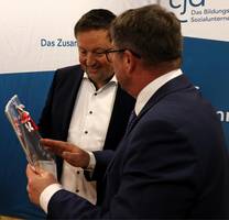 Ein Kalender mit Bildern vom Solepark für 2026 als Präsent.