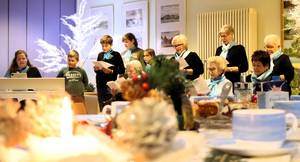 Der Chor sang weihnachtliche Lieder.