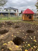 Fundamente für die Nestschaukel, im Hintergrund das Spielhaus. © privat Fundamente für die Nestschaukel, im Hintergrund das Spielhaus.