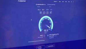Zwischenwert beim kurzen Speedtest: Fast 1.000 MBit liegen im Download an.