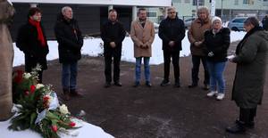 Stadtratsvorsitzende Cornelia Ribbentrop (r.) gemeinsam mit (v.l.) Marvin Wagner (SPD), Roland Claus (Die Linke), Thoralf Winkler (Grüne), Uwe Scholz (stellvertretender Oberbürgermeister), Torsten Pillat (CDU), Gundhelm Franke (CDU) und Sabine Dirlich (Die Linke) bei der Gedenkansprache. © Stadt Schönebeck (Elbe) Stadtratsvorsitzende Cornelia Ribbentrop (r.) gemeinsam mit (v.l.) Marvin Wagner (SPD), Roland Claus (Die Linke), Thoralf Winkler (Grüne), Uwe Scholz (stellvertretender Oberbürgermeister), Torsten Pillat (CDU), Gundhelm Franke (CDU) und Sabine Dirlich (Die Linke) bei der Gedenkansprache.