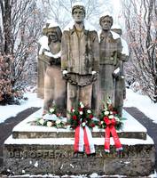 Mahnmal Nicolaistraße mit Kränzen. © Stadt Schönebeck (Elbe) Mahnmal Nicolaistraße mit Kränzen.