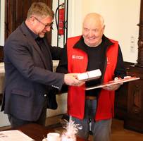 Nachträglich zu seinem 80. Gebrutstag erhielt Christian Assert (r.) ein Präsent von Oberbürgermeister Bert Knoblauch.