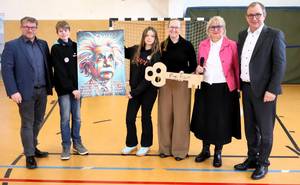 Geschenk- und Schlüsselübergabe.