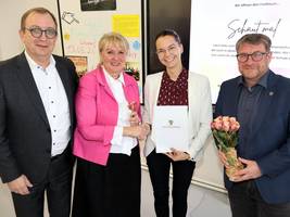Erhielt nachträglich als neue Schulleiterin der Ludwig-Schneider-Grundschule in Schönebeck ihre Ernennungsurkunde: Katja Witte (2.v.r.).
