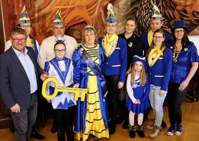 Schlüsselrückgabe: Bis zum 11.11.26 hat diesen nun der Oberbürgermeister wieder in der Hand. © Stadt Schönebeck (Elbe) Schlüsselrückgabe: Bis zum 11.11.26 hat diesen nun der Oberbürgermeister wieder in der Hand.