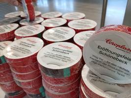Eigens für die Eröffnung vorbereitete Klebebänder.