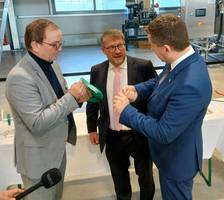 Angeregtes Gespräch zwischen Landrat Markus Bauer, Oberbürgermeister Bert Knoblauch und Ministerpräsident Sven Schulze.