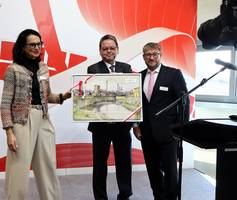 Oberbürgermeister Bert Knoblauch überreichte eine Zeichnung des Schönebecker Künstlers Heinrich Huke senior.