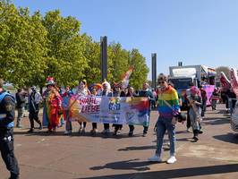 Regenbogenfahnen wehen in Schönebeck