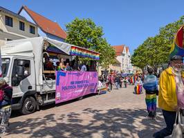 Regenbogenfahnen wehen in Schönebeck