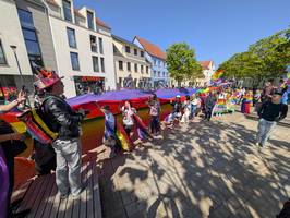 Regenbogenfahnen wehen in Schönebeck